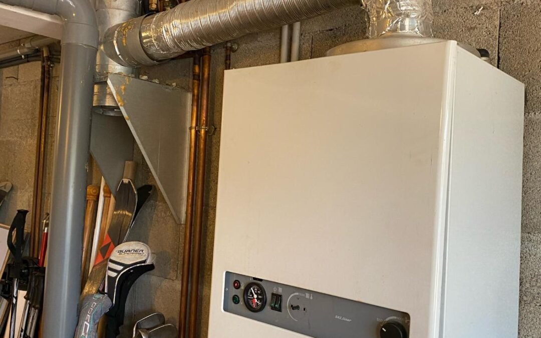 Ancienne chaudière murale gaz dans un garage, avant son remplacement