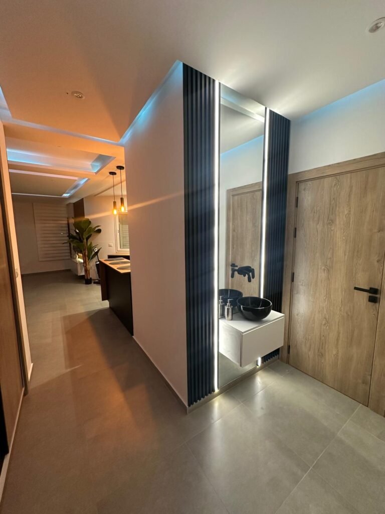 Lave-mains installé dans un couloir Lave-mains installé dans un couloir
