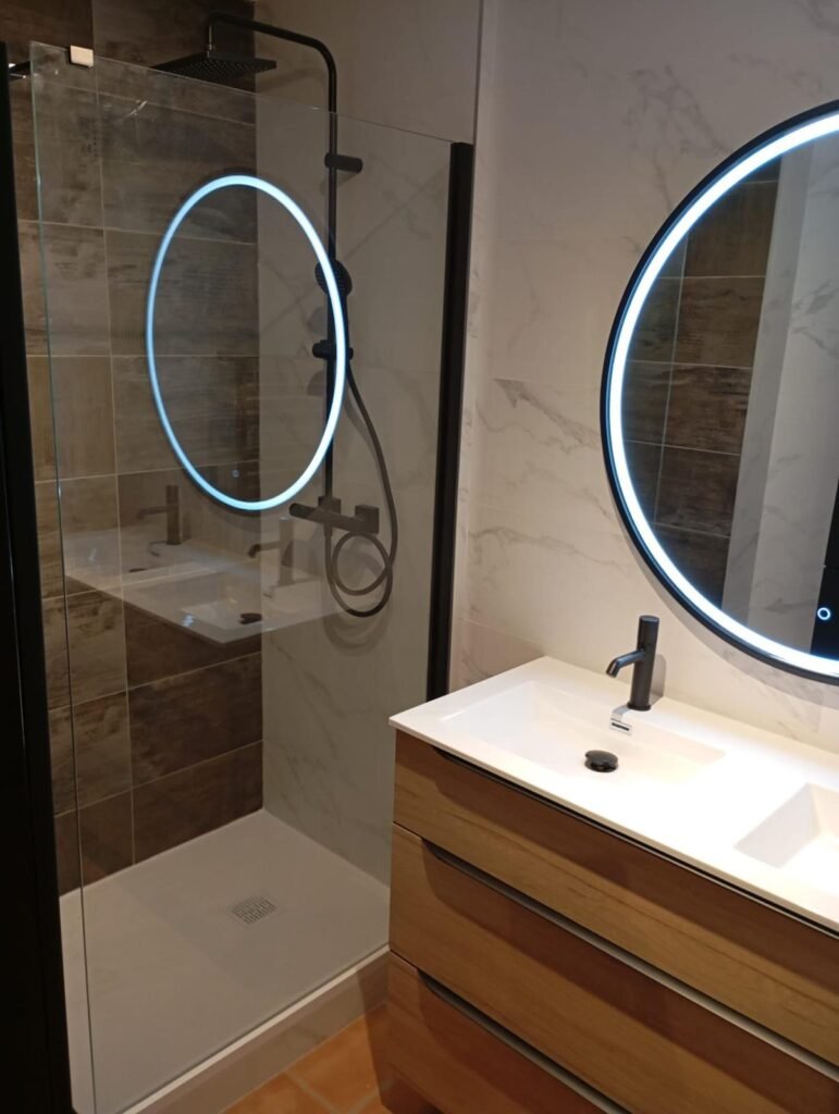 Salle de bain rénovée avec douche vitrée et meuble vasque
