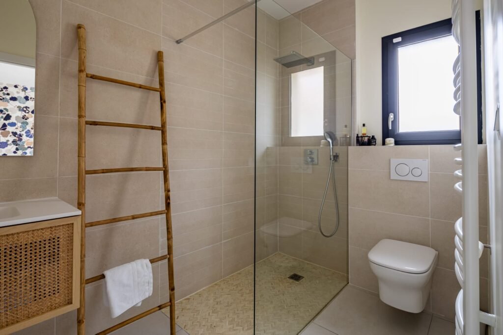 Salle de douche aménagée à Irigny par Lamti Plomberie & Énergie
